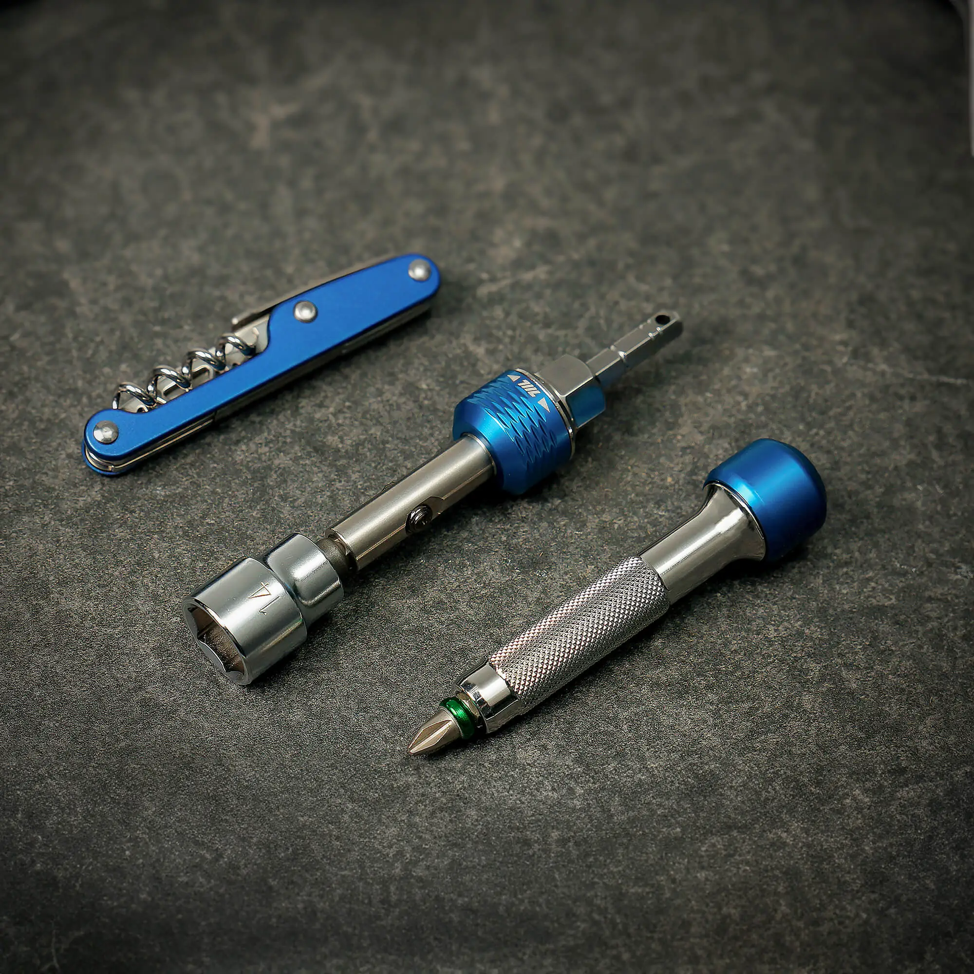 Two 711L inline ratchet driver HEX units and bits arranged on a dark work surface, illustrating quick and secure bit changes